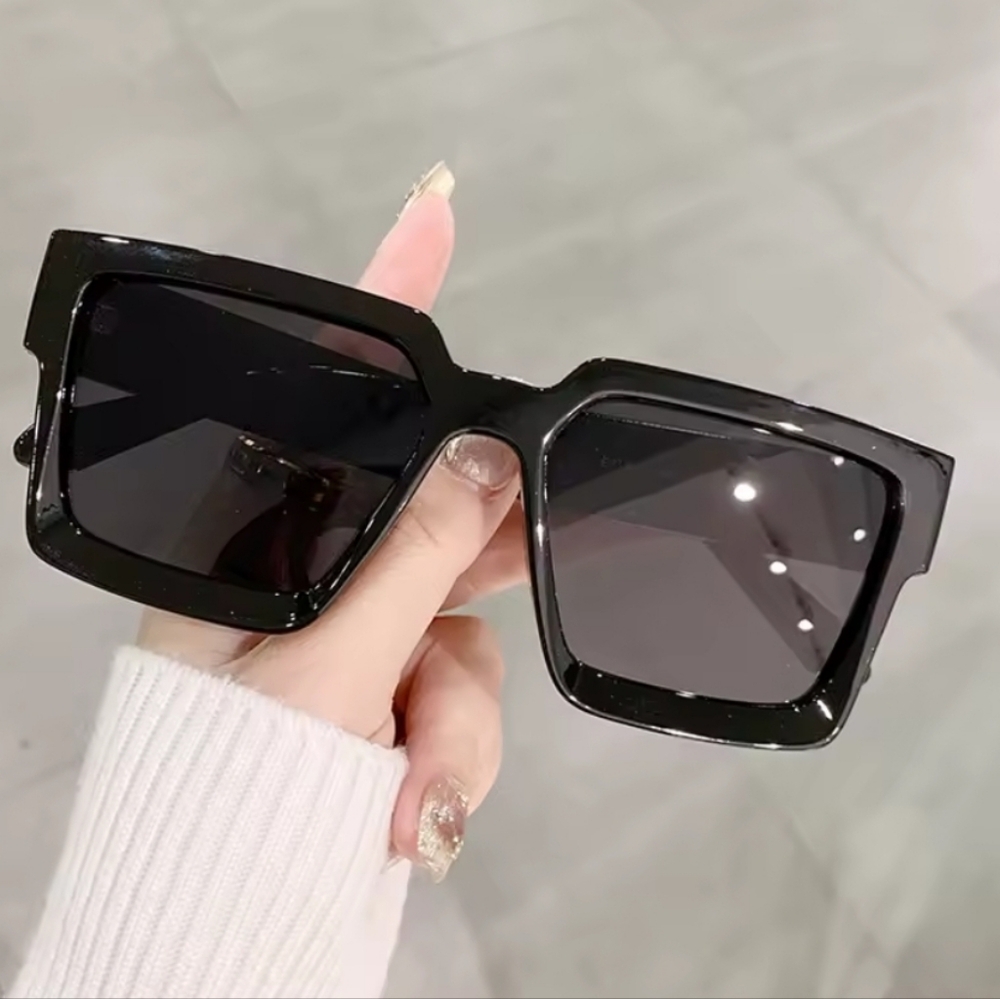 🆕️Stylish Black Square Sunglasses